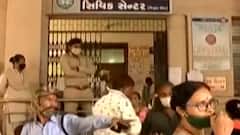 રાજકોટઃ કોરોના મૃતકોના પરિવાજનો સહાય ફોર્મ માટે લાગ્યા લાઈનમાં, દૈનિક કેટલા ફોર્મનું થાય છે વિતરણ?