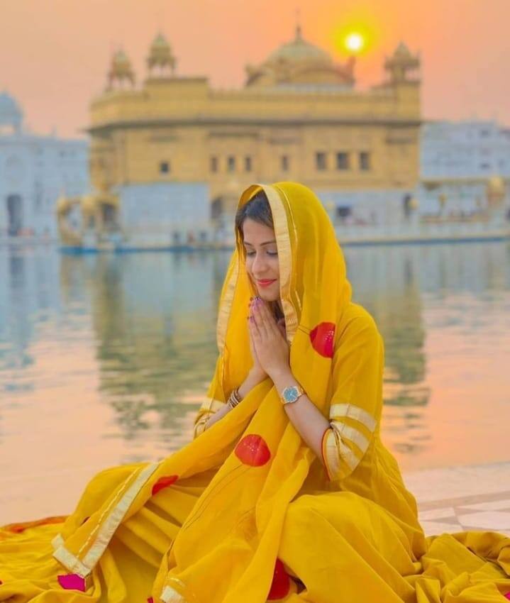 वहीं मंदिर की शानदार वास्तुकला इसे एक अनूठा रूप देती है. आसपास का सरोवर मंदिर की सुंदरता को बढ़ाता है. रात के दौरान, का सुनहरा प्रतिबिंब कुंड में मंदिर वास्तव में देखने लायक होता है. मंदिर के दक्षिण में एक बहुत ही सुंदर बगीचा है जहां कोई भी आसानी से मन की शांति प्राप्त कर सकता है. मैं इस अनुभव को कभी नहीं भूलूंगी और यहां बार-बार आने की कोशिश करूंगी.