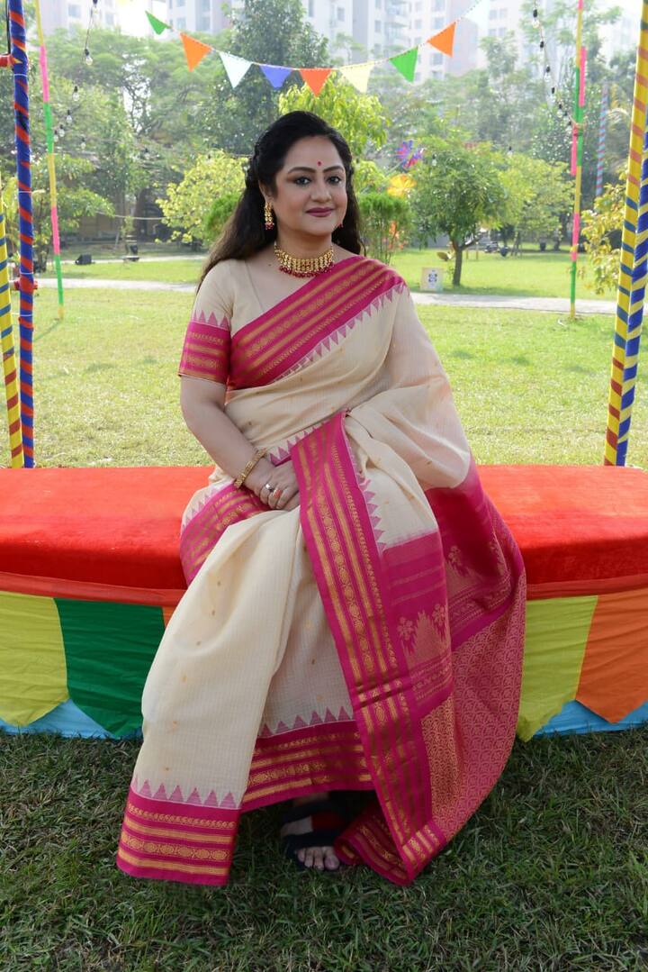 সুদীপা সাবেকি বাঙালি সাজে সেজেই অনুষ্ঠানের সঞ্চালনা করছেন। প্রতিযোগীদের সঙ্গে কথা বলছেন, খেলাও পরিচালনা করছেন সাবলীলভাবে।