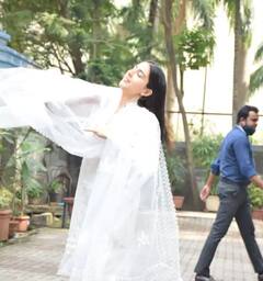 In Pics : Sara Ali Khan चा देसी लूक, मनमोहक अंदाजावर चाहते फिदा