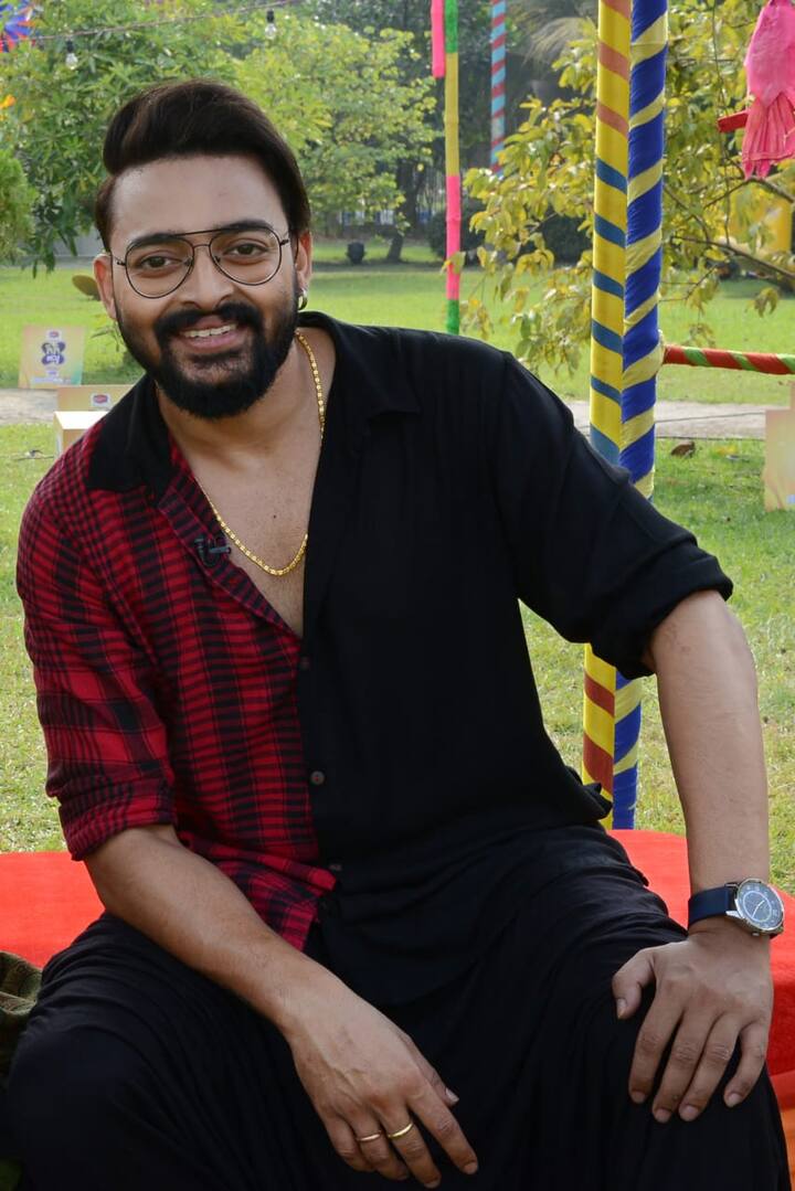 পাজামা-পাঞ্জাবিতে দেখা গেল সৌরভকেও। বাঙালি সাজেই শো মাতাবেন নতুন দুই সঞ্চালক-সঞ্চালিকা।