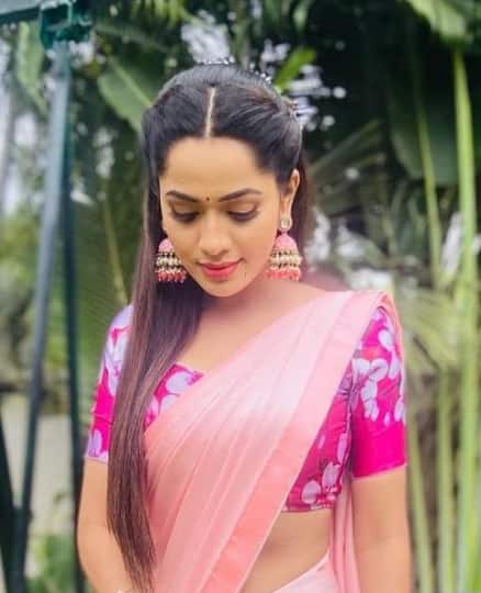 Shobha Shetty Photos: డాక్టర్ బాబుని ముప్పతిప్పలు పెడుతున్న బ్యూటిఫుల్ మోనిత ఫొటోస్ Shobha Shetty Photos: డాక్టర్ బాబుని ముప్పతిప్పలు పెడుతున్న బ్యూటిఫుల్ మోనిత ఫొటోస్