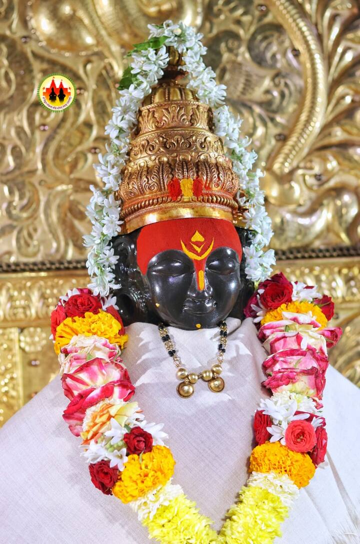 रात्री शेजारातीनंतर विठुराया जेव्हा निद्रेसाठी जात असतो तेव्हा त्याच्या अंगावरील पोशाख काढण्यात येतो