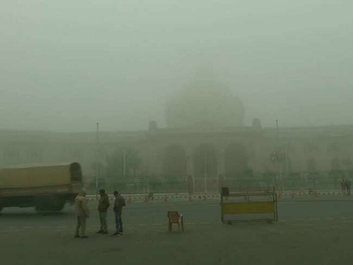 UP Weather and Pollution Today: यूपी में दिखने लगा शीत लहर का असर, ठंड ने बढ़ाई कंपकंपी और प्रदूषण ने सांस लेना किया मुश्किल
