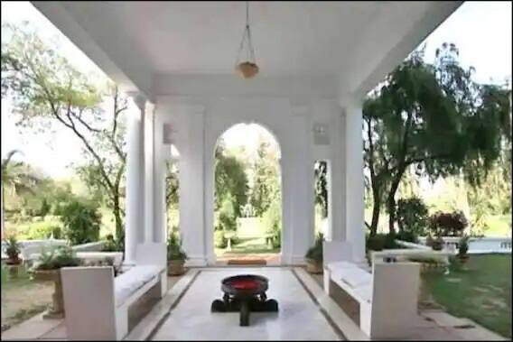 Saif ali khan Pataudi Palace : बॉलिवूडमधील प्रसिद्ध अभिनेता सैफ अली खानला (saif ali khan) पतौडीचा नवाब म्हणले जाते.  सैफ आणि अभिनेत्री करिना कपूर (Kareena Kapoor) यांच्या पतौडी पॅलेसची चर्चा नेहमी होत असते. या पॅलेसमध्ये काय काय आहे? या पॅलेसची किंमत काय? असे अनेक प्रश्न त्याच्या चाहत्यांना पडतात. जाणून घेऊयात सैफच्या पतौडी पॅलेसबद्दल काही खास गोष्टी-