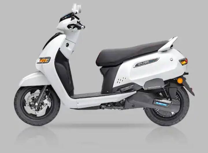 TVS iQube ইলেকট্রিকের দাম 1,00,777 টাকা (এক্স-শোরুম)। এতে লিথিয়াম-আয়ন ব্যাটারি রয়েছে। এর ড্রাইভিং রেঞ্জ 75   কিমি/চার্জ। সর্বোচ্চ গতি 78 কিমি প্রতি ঘণ্টা যেতে পারে এই স্কুটার। এটি 9.65 সেকেন্ডে 0 থেকে 60 kmph গতিবেগ তুলতে পারে। এতে   একটি 4.4 kW BLDC মোটর রয়েছে। এর চার্জিং টাইম - 5 ঘণ্টা (0 থেকে 80 শতাংশ)।
