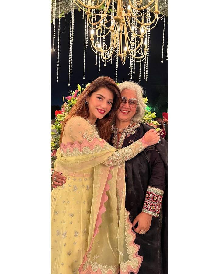 తల్లితో మెహ్రీన్ పిర్జాదా ఫోటోలు (Image credit: Instagram)