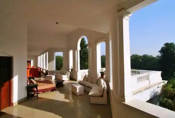 सैफचा पतौडी पॅलेस हा हरियाणामध्ये आहे.एका रिपोर्टनुसार पतौडी पॅलेसमध्ये  150 खोल्या आहेत. तसेच  100 नोकर या पॅलेसमध्ये काम करतात.