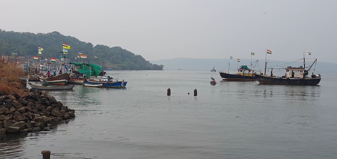 Fishing boat with six crew go till missing Ratnagiri: जयगड समुद्रात बुडालेली नावेद 2 नौका अजूनही बेपत्ता, पोलिसांच्या अहवालाची मच्छिमारांना प्रतिक्षा