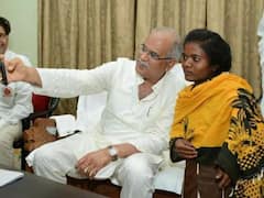 Chhattisgarh News: कद छोटा लेकिन हौसले बड़े, सोमारी मरकाम के मुरीद हुए सीएम बघेल, साथ में ली सेल्फी