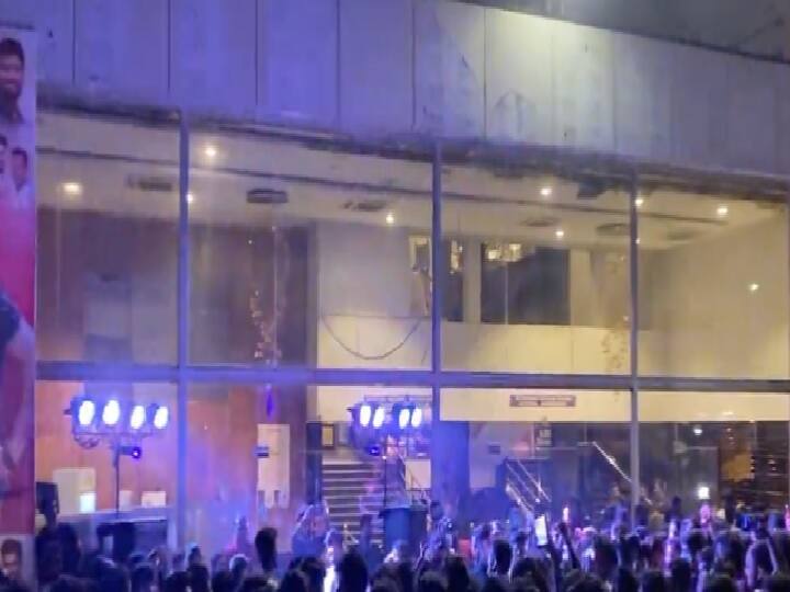 Maanaadu release Actor Simbu  fans Mass Celebration at Rohini Theatre Watch Video | கலர் லைட்ஸ்.. டான்ஸ்.. தியேட்டர் வாசலை டிஸ்கோ ஆக்கிய சிம்பு ரசிகர்கள்.!