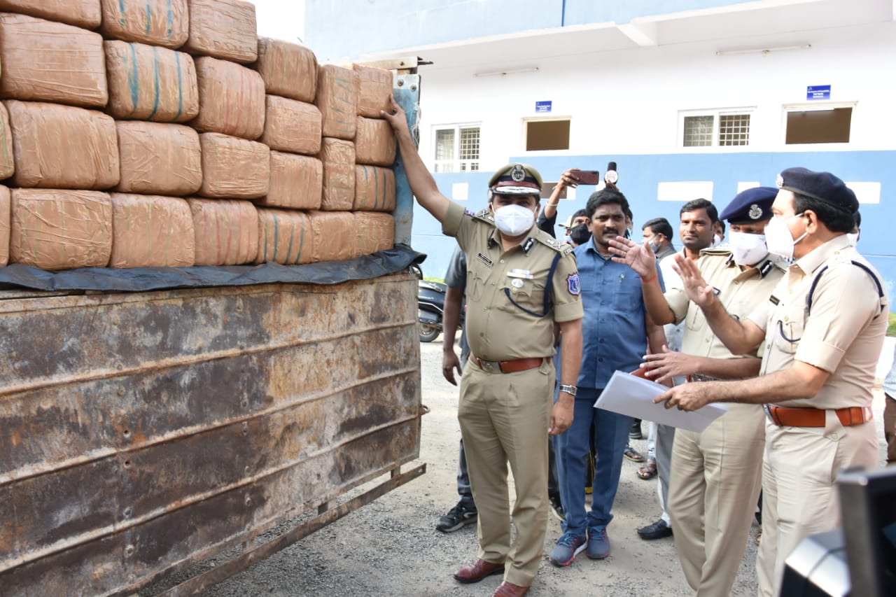 Hyd Ganja : పైన ఎరువులు.. కింద గంజాయి  ! కానీ పోలీసులకు దొరికిపోయారు..