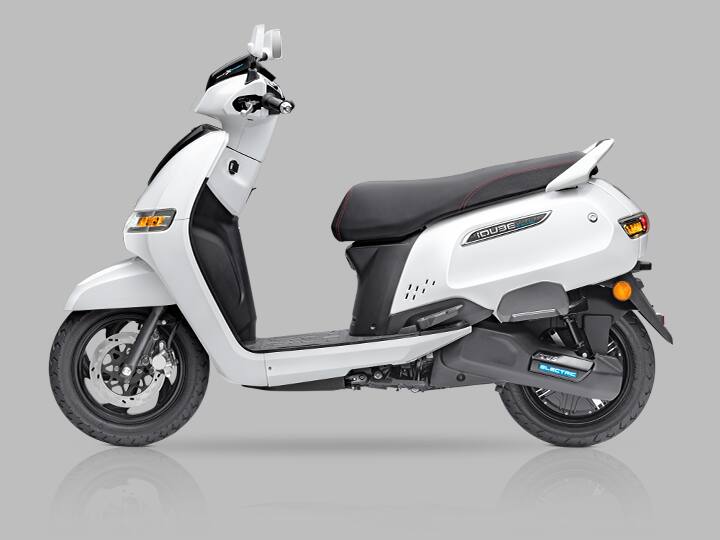 TVS iQube Electric की कीमत 1,00,777 रुपये (एक्स शोरूम) है. इसमें Li-ion टाइप बैटरी है. इसकी ड्राइविंग रेंज 75 km/चार्ज है और मैक्सिमम स्पीड 78 kmph की है. यह 9.65s में 0 से 60 kmph की स्पीड पकड़ सकता है. इसमें 4.4 kW की BLDC मोटर है. इसका चार्जिंग टाइम- 5 घंटे (0 से 80 फीसदी) है.