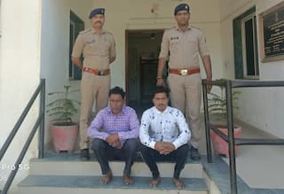Sabarkantha : છત્રીસા ગામેથી ઝડપાયું દારૂ બનાવવાનું મીની કારખાનું, પોલીસ જ ચલાવતો કારખાનું