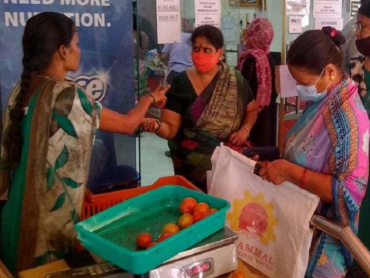 tomato price down in koyambedu market today rs.80 per kg கோயம்பேட்டில் கிலோ ரூ.80-க்கு  தக்காளி.. மழையிலும் மகிழ்ச்சியுடன் மார்க்கெட்டில் குவிந்த மக்கள்..