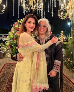 Mehreen Pirzada Photos: అమ్మతో మెహ్రీన్... క్యాప్షన్ అవసరం లేదు