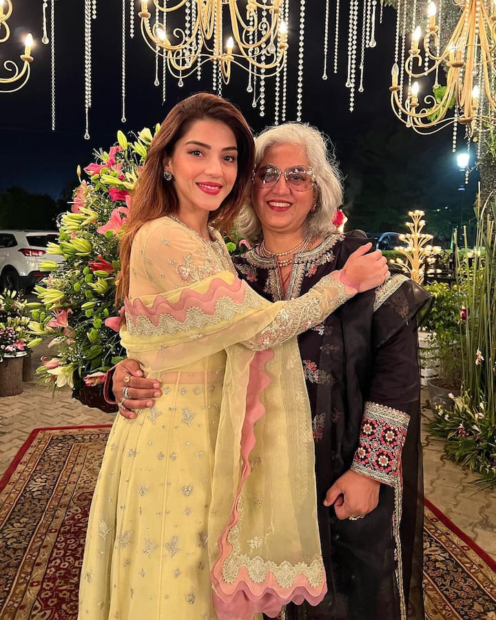 అందాల నటి మెహ్రీన్ తన తల్లితో ఉన్న ఫోటోలను పంచుకుంది. (Image credit: Instagram)