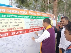 Jharkhand Politics: भाजपा ने हेमंत सोरेन सरकार को घेरा, पेट्रोल-डीजल के दामों में कमी को लेकर चलाया हस्ताक्षर अभियान