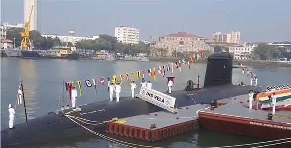 प्रोजेक्ट 75 अंतर्गत सहा पाणबुड्यांची निर्मिती करण्यात येणार आहे. यातील तीन पाणबुड्या याआधीच भारतीय नौदलात रुजू झाल्या आहेत. आज चौथी पाणबुडी दाखल झाली आहे.  (photo twitted by @DefPROMumbai)