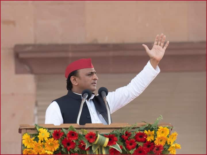 UP Election 2022: Akhilesh Yadav's big hit on PM Modi's red cap statement UP Election 2022: पीएम मोदी के लाल टोपी वाले बयान पर अखिलेश यादव का बड़ा पलटवार, जानें- क्या कहा