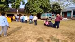 Tripura Vote: আগরতলায় ভোটারদের ভয় দেখানোর অভিযোগ, অভিযুক্ত BJP| Bangla News