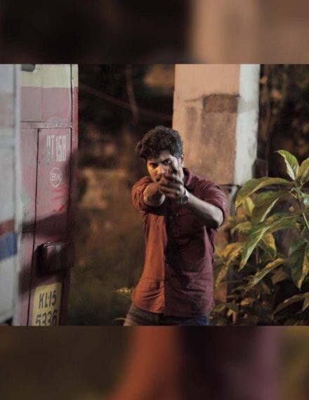 कम्मट्टीपदम: यह फिल्म भी  डिज्नी+हॉटस्टार पर उपलब्ध है. यह कृष्णन नाम के लड़के की कहानी है जिसे कम्मट्टीपदम वापस लौटकर आना पड़ता है क्योंकि उसका दोस्त उसे मदद के लिए कॉल करता है. सबकुछ ठीक होता दिखाई देता है लेकिन जल्द ही दोनों का क्रिमिनल पास्ट इनके सामने आकर खड़ा हो जाता है. इस एक्शन और थ्रिल से भरपूर फिल्म में दुलकर सलमान की एक्टिंग देखने लायक है.