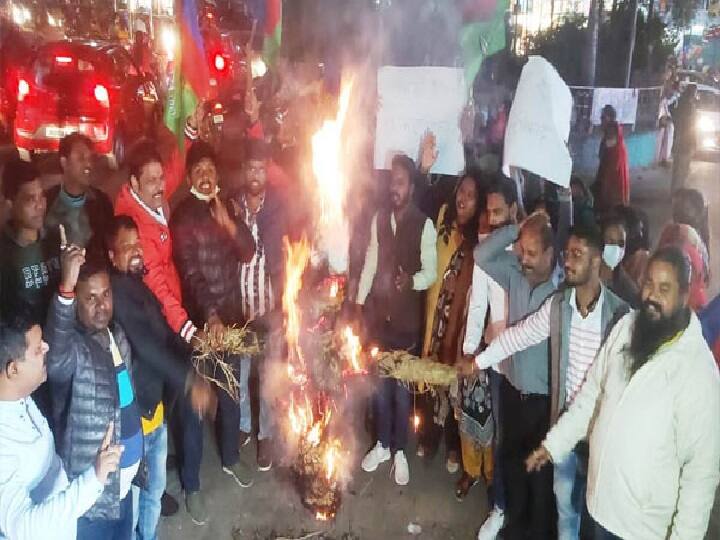 jharkhand ajsu protest and burnt effigy against lathi charge on jpsc candidates ranchi JPSC Preliminary Exam: जेपीएससी अभ्यर्थियों पर पुलिस ने किया लाठीचार्ज, विरोध में आजसू ने फूंका राज्य सरकार का पुतला 