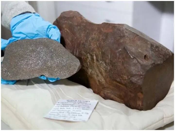 australian men found 1000 years old meteorite, he found this stone in 2015 and kept this stone 6 years hoping  that this is gold Australia: সোনা ভেবে পাথর নিয়ে এসেছিলেন বাড়িতে, কয়েক বছর পর  ‘দাম’ জেনে হতবাক অস্ট্রেলিয়ার বাসিন্দা