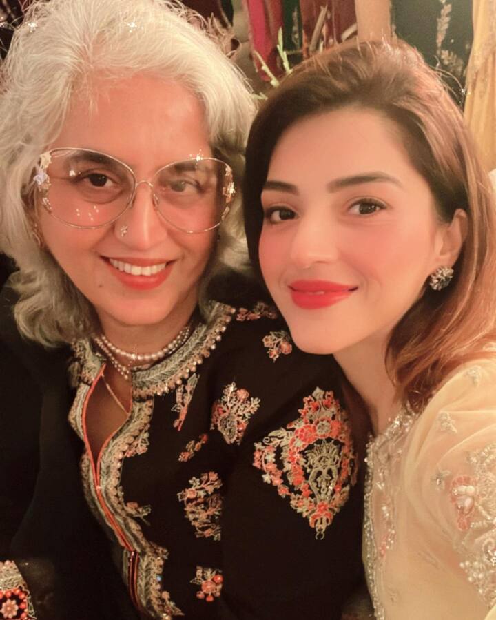 తల్లితో మెహ్రీన్ పిర్జాదా ఫోటోలు (Image credit: Instagram)