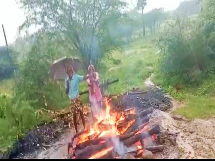 Excitement over video of body cremation going viral in pouring rain! watch video: கொட்டும் மழையில் எரியும் பிணம்... தவிக்கும் கிராம மக்கள்!