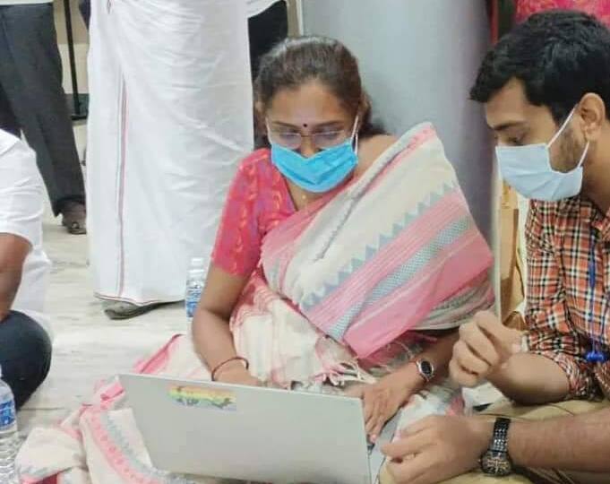 The Collector responded via Twitter while Jyoti Mani MP was holding a sit-in protest at the Karur District Collector's Office காங்., எம்.பி., ஜோதிமணிக்கு ட்விட்டரில் 'நச்' பதிலளித்த கரூர் கலெக்டர்!