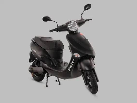 হিরো ইলেকট্রিক ফোটনের দাম ৭১,৪৪০ টাকা থেকে শুরু। একবার পুরো চার্জ দিলে ১০৮ কিলোমিটার পর্যন্ত চালানো যায়। সর্বোচ্চ গতি প্রতি ঘণ্টায় ৪২ কিলোমিটার।