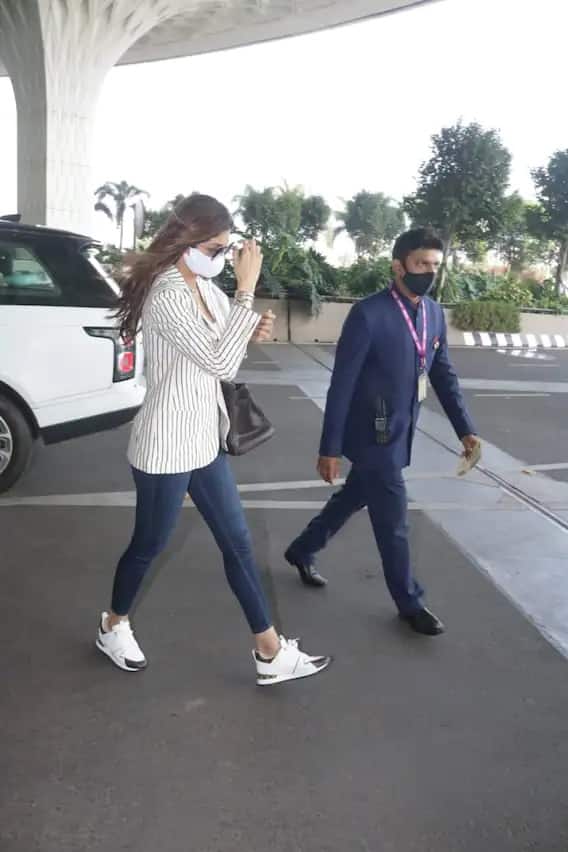 বিয়ের ছবির কোলাজ শেয়ার করে 'ধড়কন' অভিনেত্রী লেখেন, 'বারো বছর আগে এই মুহূর্ত ও দিনটিতে, ভাল সময় ভাগ করে নেওয়ার এবং কঠিন সময়গুলি সহ্য করার, আমাদের পথ দেখানোর জন্য ঈশ্বর ও ভালবাসার উপর বিশ্বাস রাখার আমরা প্রতিশ্রুতি নিই এবং তা পূরণ করতে শুরু করি। একে অন্যের সঙ্গে, এক অপরের পাশে। ১২ বছর এবং অগুন্তি... শুভ বিবাহবার্ষিকী কুকি! একসঙ্গে আরও অনেক রামধনু, হাসি, মাইলস্টোন ও সম্পত্তি ... আমাদের সন্তান।'