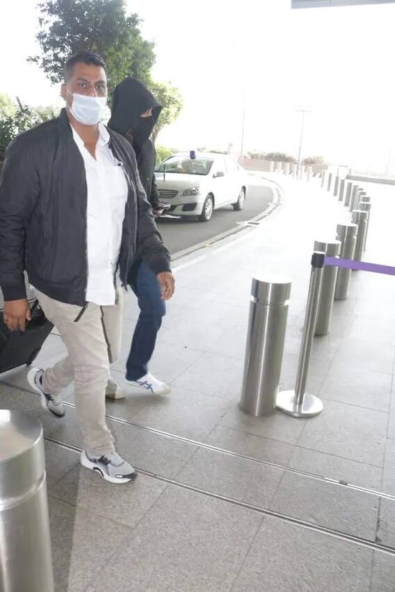 কালো হুডিতে নিজের মুখ ঢেকেছিলেন রাজ। সম্প্রতি পর্নোগ্রাফি কেসে জড়িয়েছিলেন তিনি।