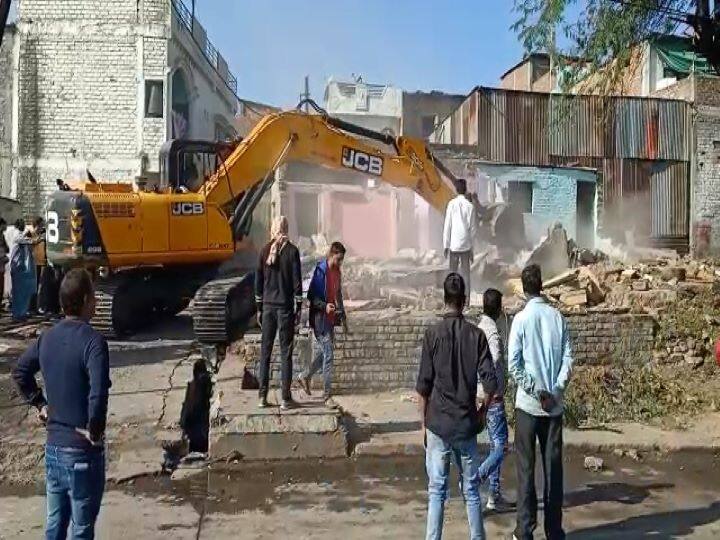 Ujjain News: महाकालेश्वर मंदिर विस्तारीकरण योजना में हटाए गए 11 मकान, मार्च तक एक फेस पूरा होने की उम्मीद Madhya Pradesh Ujjain 11 houses removed under Mahakal temple expansion plan ANN Ujjain News: महाकालेश्वर मंदिर विस्तारीकरण योजना में हटाए गए 11 मकान, मार्च तक एक फेस पूरा होने की उम्मीद