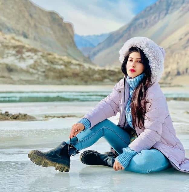 Sonarika Bhadauria Bikini Photos: લોકપ્રિય ટીવી શો 'દેવોં કે દેવ...મહાદેવ'માં પાર્વતીનું પાત્ર ભજવનારી સુંદર અભિનેત્રી સોનારિકા ભદોરિયા ફરી એકવાર ચર્ચામાં છે. સોનારિકાએ પોતાની લેટેસ્ટ બિકીની તસવીરો ફેન્સ સાથે શેર કરી છે.