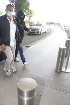 কালো হুডিতে মুখ ঢাকছেন রাজ, শিল্পার সঙ্গে ক্যামেরাবন্দি বিমানবন্দরে