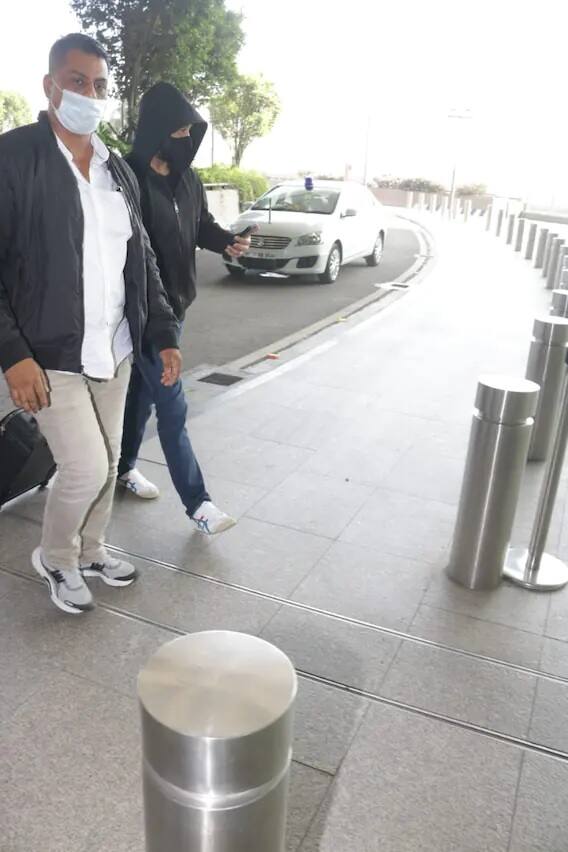 বৃহস্পতিবার বিকেলে মুম্বই বিমানবন্দরে দেখা গেল রাজ কুন্দ্রাকে। গাড়ি থেকে নেমে দ্রুত নিজের লাগেজ তুলে নিলেন তিনি।