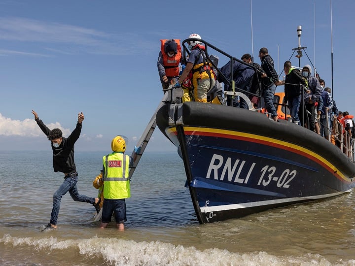 About 27 refugees going from France to Britain died boat capsized in the English Channel फ्रांस से ब्रिटेन जाने वाले करीब 31 शरणार्थियों की मौत, इंग्लिश चैनल में डूबी नाव