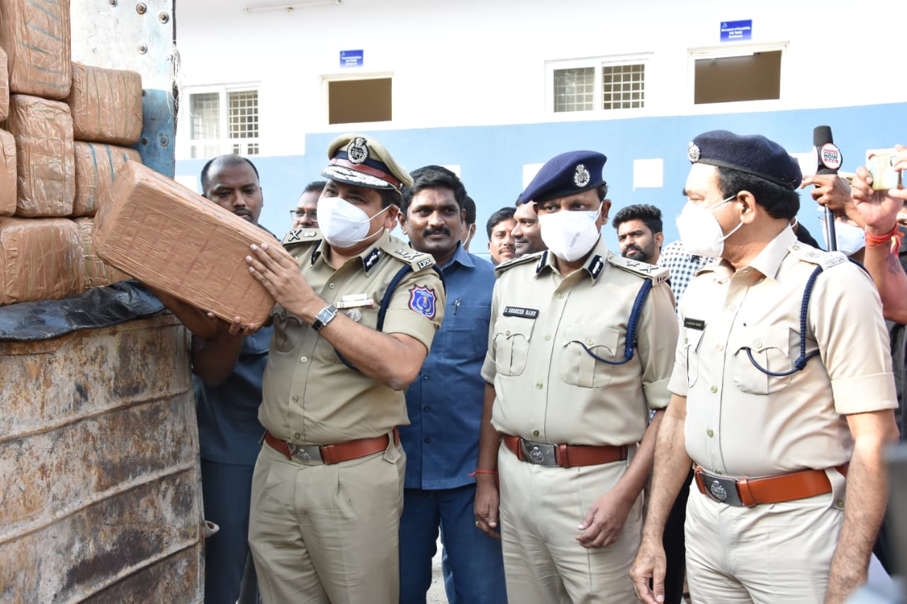 Hyd Ganja : పైన ఎరువులు.. కింద గంజాయి  ! కానీ పోలీసులకు దొరికిపోయారు..