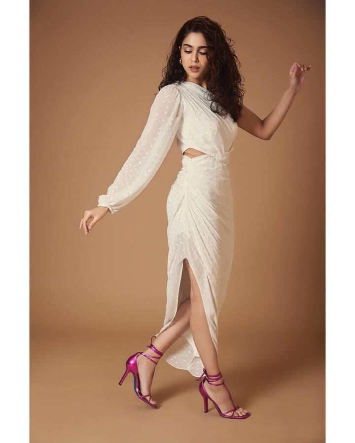 शरवरी वाघ सोशल मीडिया पर काफी एक्टिव रहती हैं और आए दिन अपनी लेटेस्ट फोटो और वीडियो शेयर करती रहती हैं.