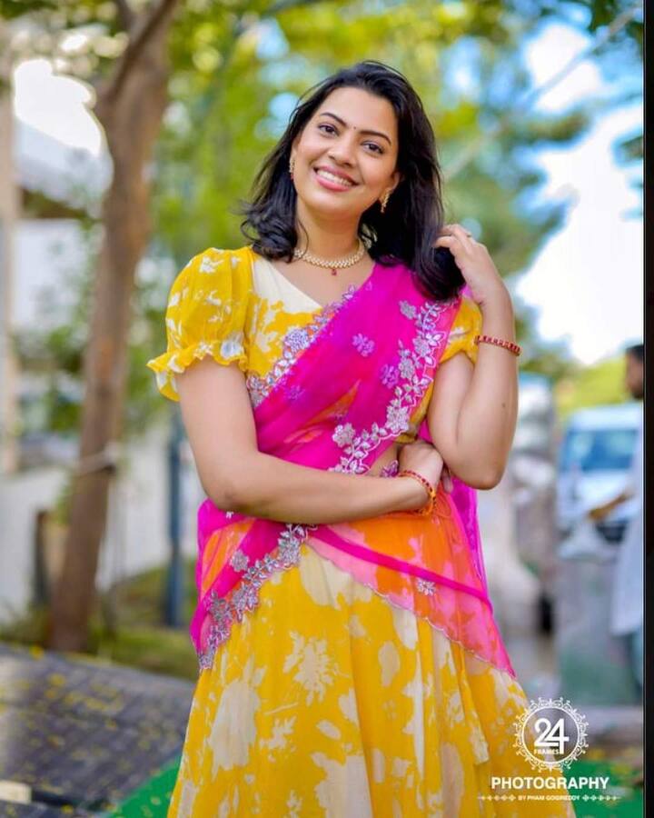 లిటిల్ మ్యుజిషియన్స్ అకాడమీలో కచ్చర్లకోట పద్మావతి, రామాచారిల వద్ద శాస్త్రీయ, సినీ, లలిత సంగీతంలో శిక్షణ పొందింది గీత. కులశేఖర్ దర్శకత్వం వహించిన 'ప్రేమలేఖ రాశా' సినిమాలో ఒక పాటతో ఆమె సినీ రంగప్రవేశం చేసింది.