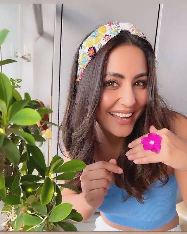 हिना खानने नुकतेच इन्स्टाग्रामवर लेटेस्ट फोटो शेअर केले आहेत. ज्यामध्ये हिना खान शॉर्ट ड्रेस आणि पिंक हिल्समध्ये खूपच सुंदर दिसत आहे. फोटोमध्ये हिना खान डेनिम जॅकेटसोबत पोज देत आहे.(photo:hinakhanofficiallll/ig)