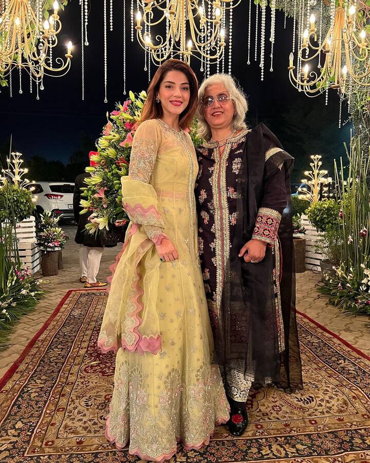 తల్లితో మెహ్రీన్ పిర్జాదా ఫోటోలు (Image credit: Instagram)