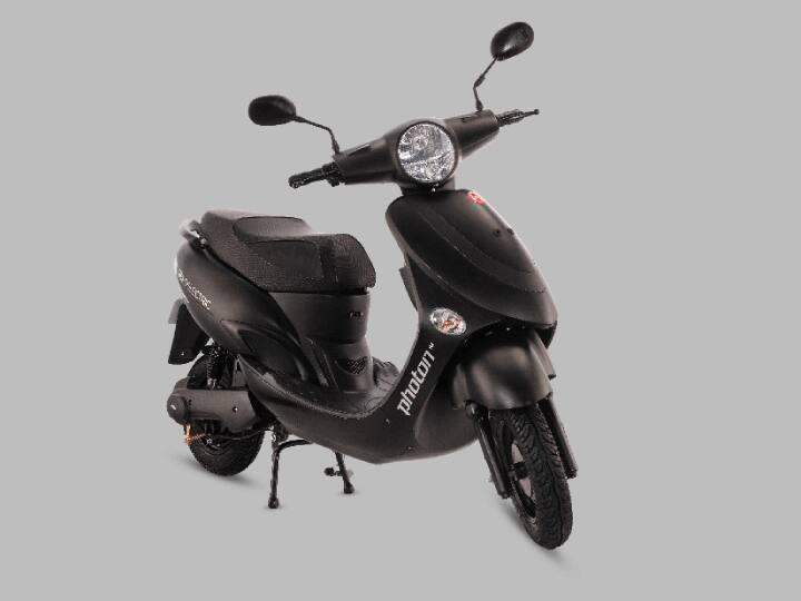 Hero Electric Photon की कीमत 71,440 रुपये (एक्स शोरूम) है. इसमें 76 V, 26 Ah की बैटरी है और इसकी ड्राइविंग रेंज 108 km/चार्ज है. स्कूटर की मैक्सिमम स्पीड 42 kmph है. इसमें 1200 W की BLDC मोटर लगी है. इसका चार्जिंग टाइम 5 घंटे है.