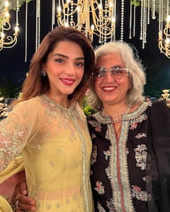 Mehreen Pirzada Photos: అమ్మతో మెహ్రీన్... క్యాప్షన్ అవసరం లేదు