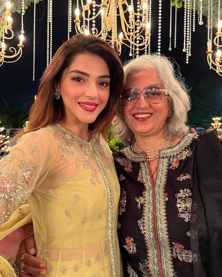 ఆ ఫోటోలకు ‘మా’ అనే ఒక్క క్యాప్షన్ పెట్టింది. నిజమే తల్లితో కలిసున్న ఫోటోలకు క్యాప్షన్ అవసరం ఏముంది. ప్రేమ ప్రత్యక్షంగా కనిపిస్తుంది. (Image credit: Instagram)