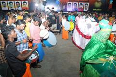 maanaadu | மாநாடு ரிலீஸ்! தாரை, தப்பட்டை; மயிலாட்டம்.. திருவிழா கொண்டாட்டத்தில் தியேட்டர்கள்!