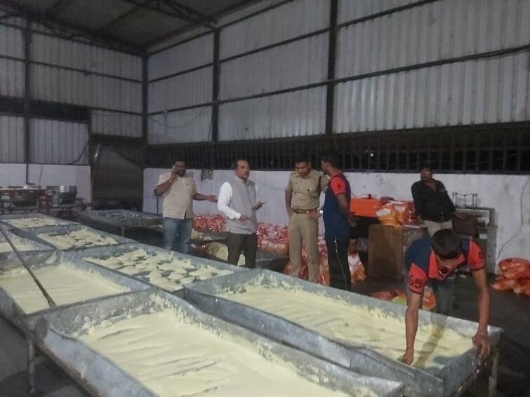 Food Adultration Beed Action taken against factory for making chemical khava from fake milk powder Beed : बनावट दूध पावडरपासून केमिकलयुक्त खवा तयार करणाऱ्या कारखान्यावर कारवाई