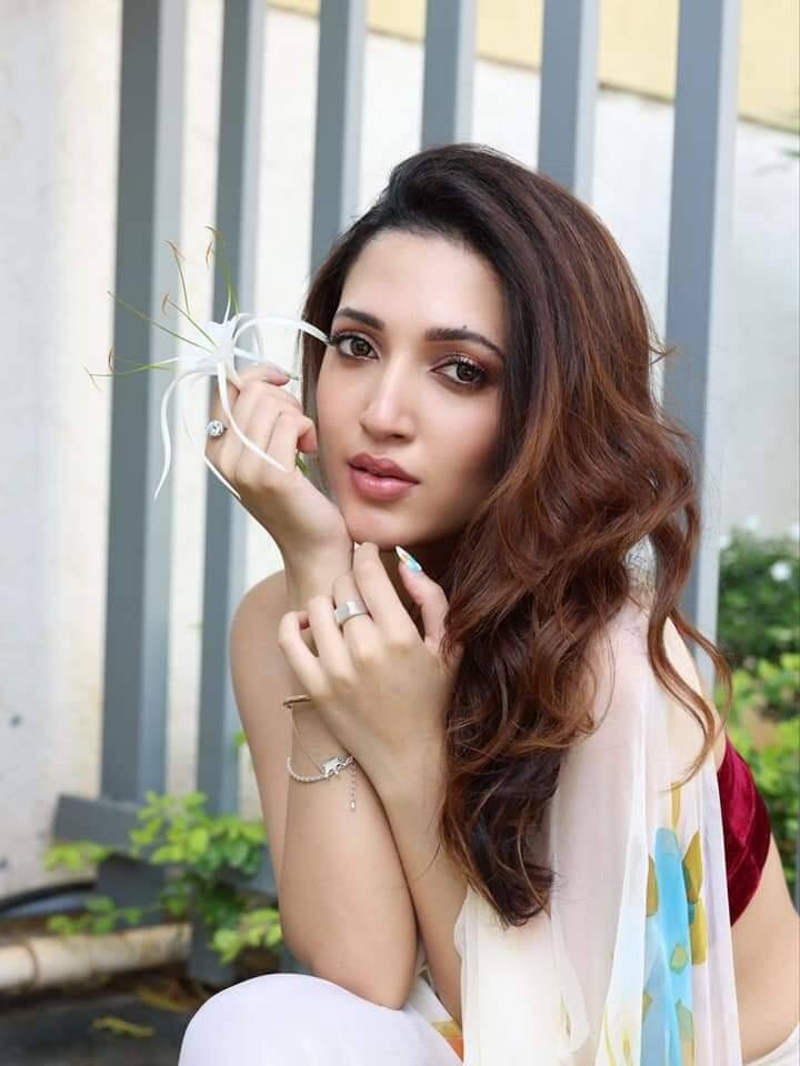 రౌడీ పిల్ల నేహా శెట్టి.. చీరలో మెస్మరైజ్ చేస్తున్న చిన్నది Image Credit: Neha Shetty/Instagram